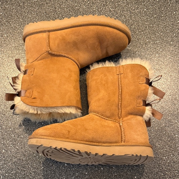 UGG Chestnut Women's Winter Boots with bows - size 7 - Picture 2 of 5